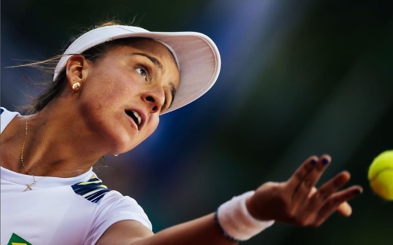 Ingrid Martins perde de japonesas e cai na estreia de duplas em seu 1º WTA 1000 da carreira