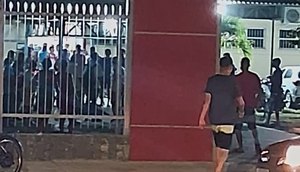 Após praticar assalto, homem é linchado por populares e invade estacionamento de escola em Aracaju