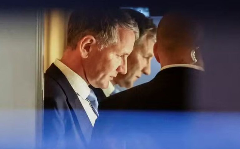 Líder de ultradireita na Alemanha é julgado por usar slogan nazista em campanha eleitoral