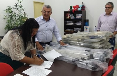 Deficientes de Olho D’água do Casado recebem muletas e andadores da Semudh
