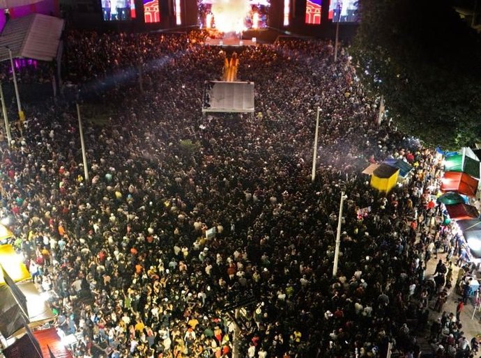 Festa dos 64 anos de Lagoa da Canoa reúne mais de 18 mil pessoas em noite histórica