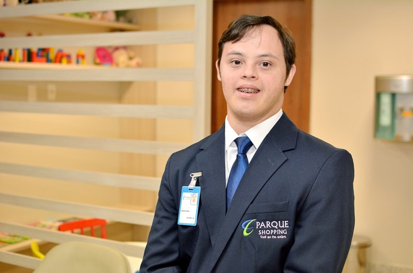 Jovem do Curso de Atendimento ao Público para Pessoas com Síndrome de Down é inserido no mercado