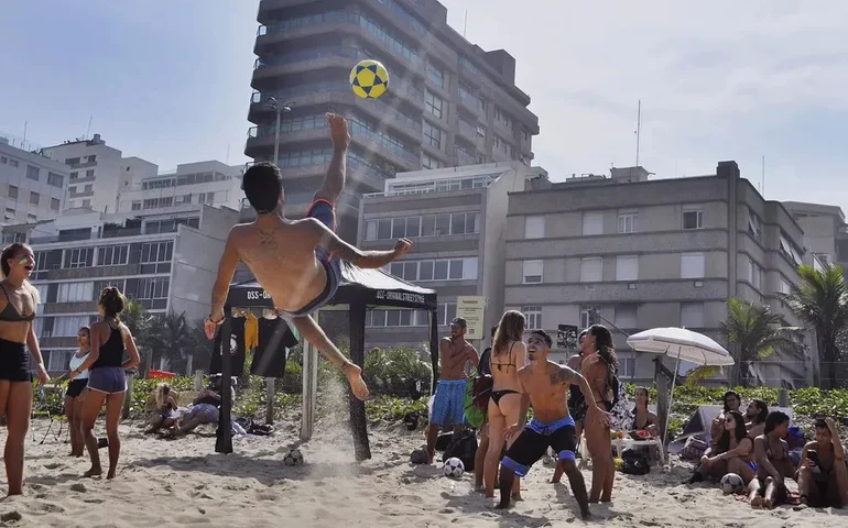 Por que todo mundo joga? Altinha e vôlei são o sucesso nas praias brasileiras