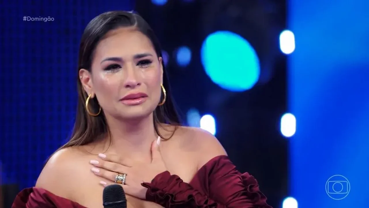 Simone Mendes chora ao receber 'disco de diamante' de Luciano Huck