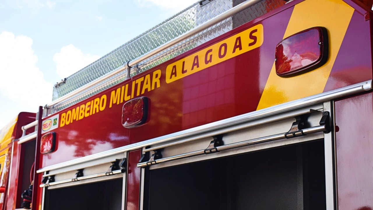 Corpo de Bombeiros resgata homem após queda em córrego na Jatiúca