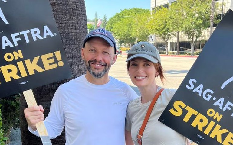 Atores de 'Two and a Half Men' se reencontram em protesto nos EUA