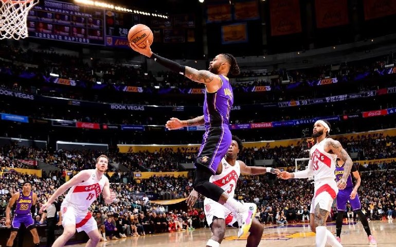 Russell brilha e Lakers embalam no lado oeste; 76ers vencem mais uma na NBA