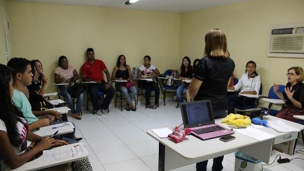 Secretaria ensina a elaborar rede de apoio e currículo para primeiro emprego