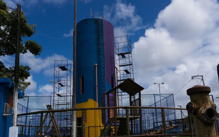 Pintura em caixa d’água no Conjunto Primeiro de Junho destaca campanha Agosto Lilás em ação do Brota na Grota