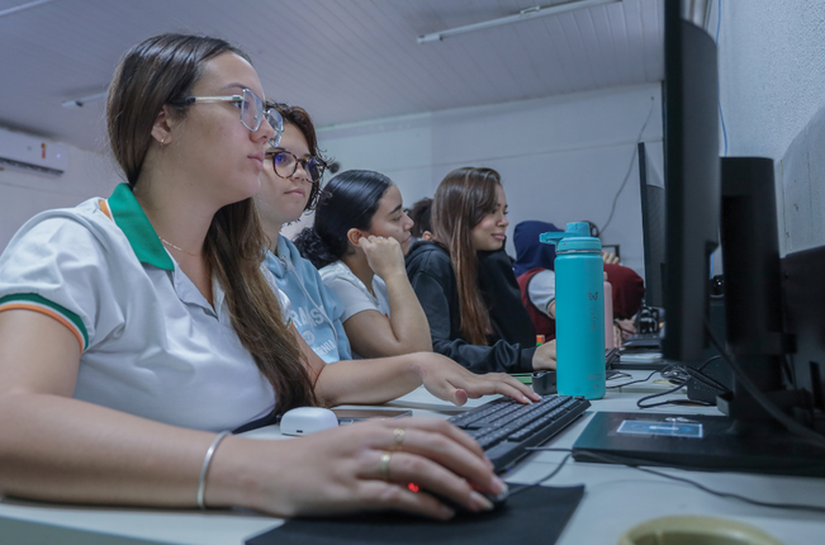 Alagoas supera 70% das escolas públicas conectadas e Brasil avança para universalizar internet na educação até 2026