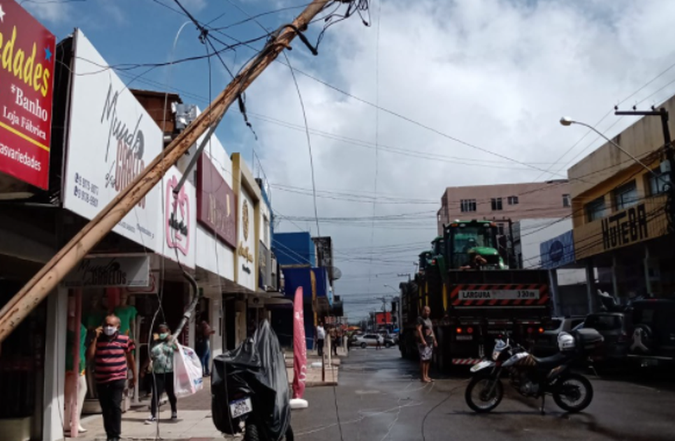Carreta derruba parte de fiação elétrica no centro de Aracaju