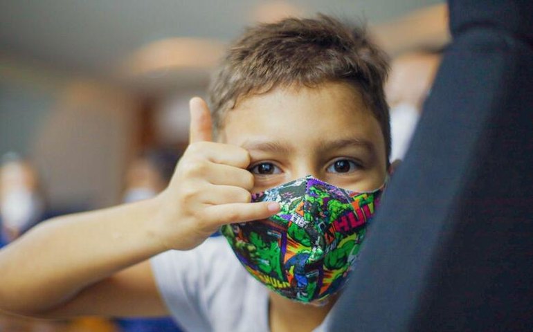Vice-prefeito de Maceió entrega Carteira do Autista para famílias