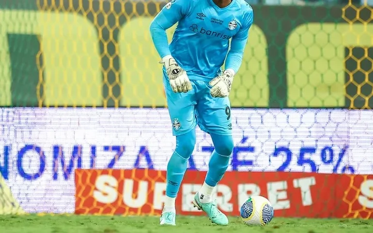 Goleiro do Grêmio pede desculpas após arremessar objeto em criança no Gre-Nal: 'Sem intenção'