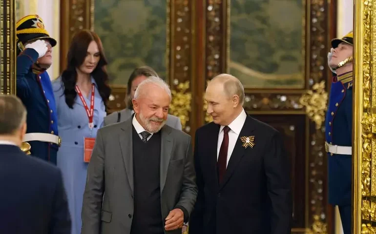 Lula e Putin conversam por telefone sobre crise na Venezuela
