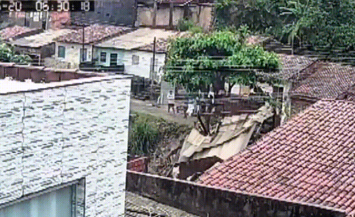 Deslizamento ocorreu em área com barraco comunitário Deslizamento ocorreu em área com barraco comunitário