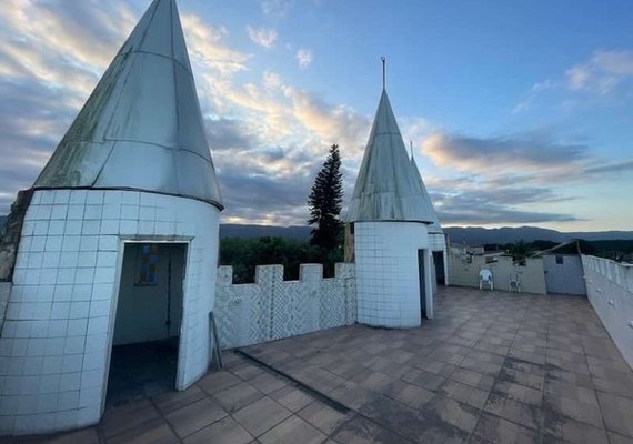 Homem constrói castelo medieval no jardim de sua casa em cidade no interior da Holanda