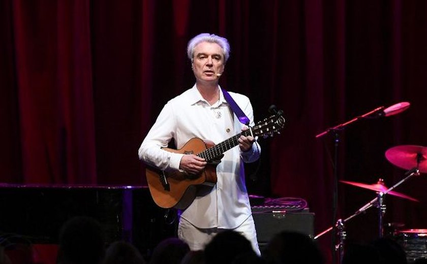 David Byrne enriquece Lollapalooza Brasil com show teatral e disco novo