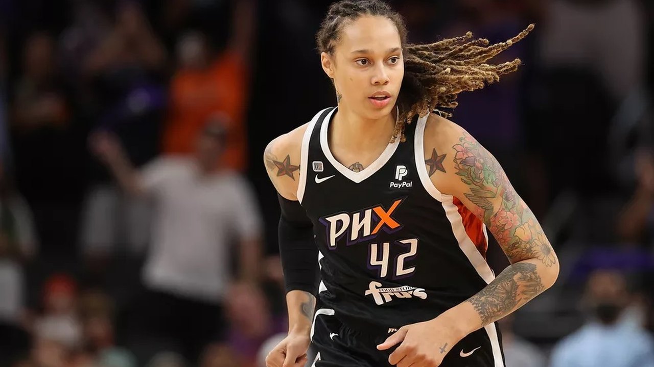 Brittney Griner admite culpa por acusação de posse de drogas na Rússia