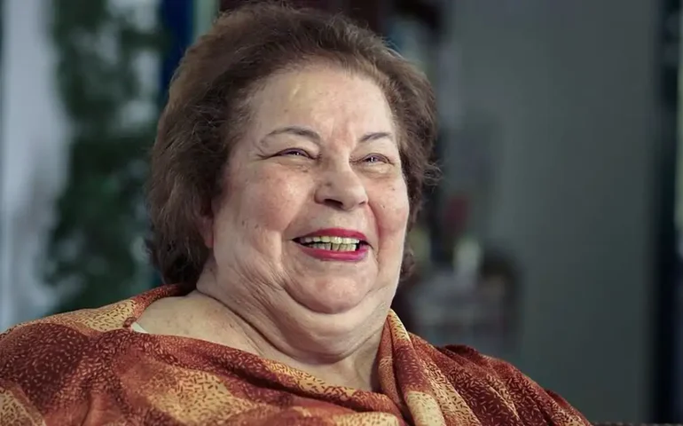 Cantora Nana Caymmi tem alta de hospital no Rio