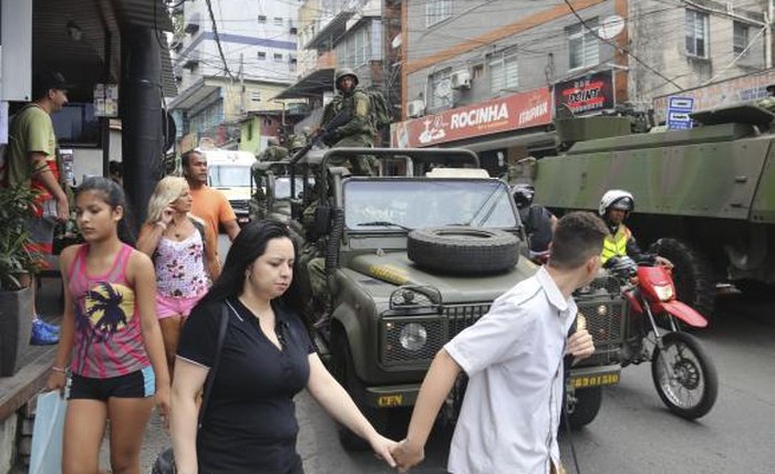 Forças Armadas garantem a segurança na favela da Rocinha. Algumas escolas da zona sul do Rio suspenderam aulas por falta de segurança - Foto: Vladimir Platonow/Agência Brasil