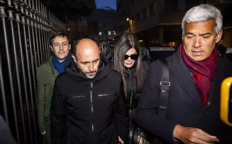 Dono de bar incendiado na Suíça é preso após interrogatório de 6h30