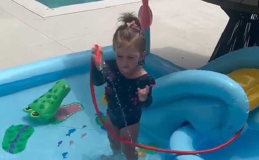 Bárbara Evans mostra funcionária inflando piscina com a boca e é criticada na web