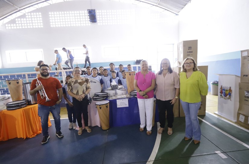Prefeitura de Palmeira entrega instrumentos musicais para nove bandas de fanfarra de escolas