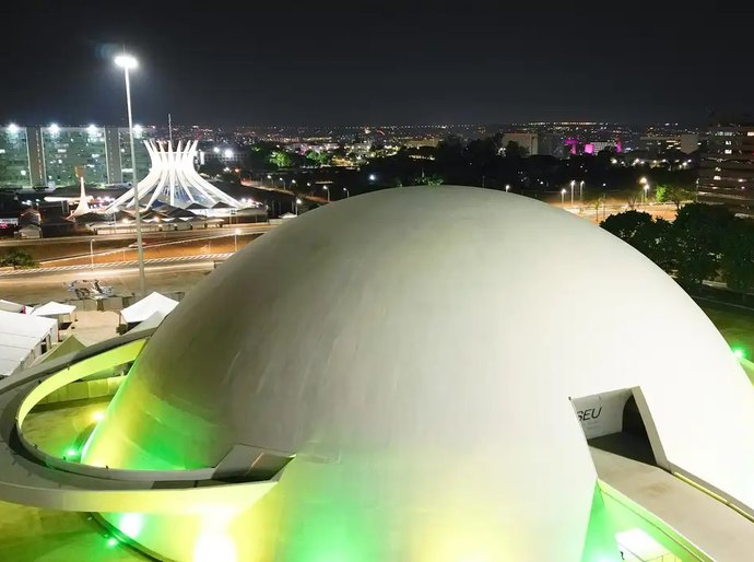 Brasília se ilumina de verde e amarelo 2 dias antes de jogo da seleção
