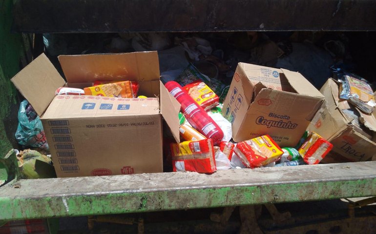 Vigilância Sanitária apreende 440 kg de alimentos impróprios para consumo em Ipioca