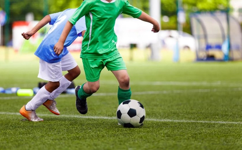 Professor de escolinha de futebol é acusado de assédio por adolescente em Maceió
