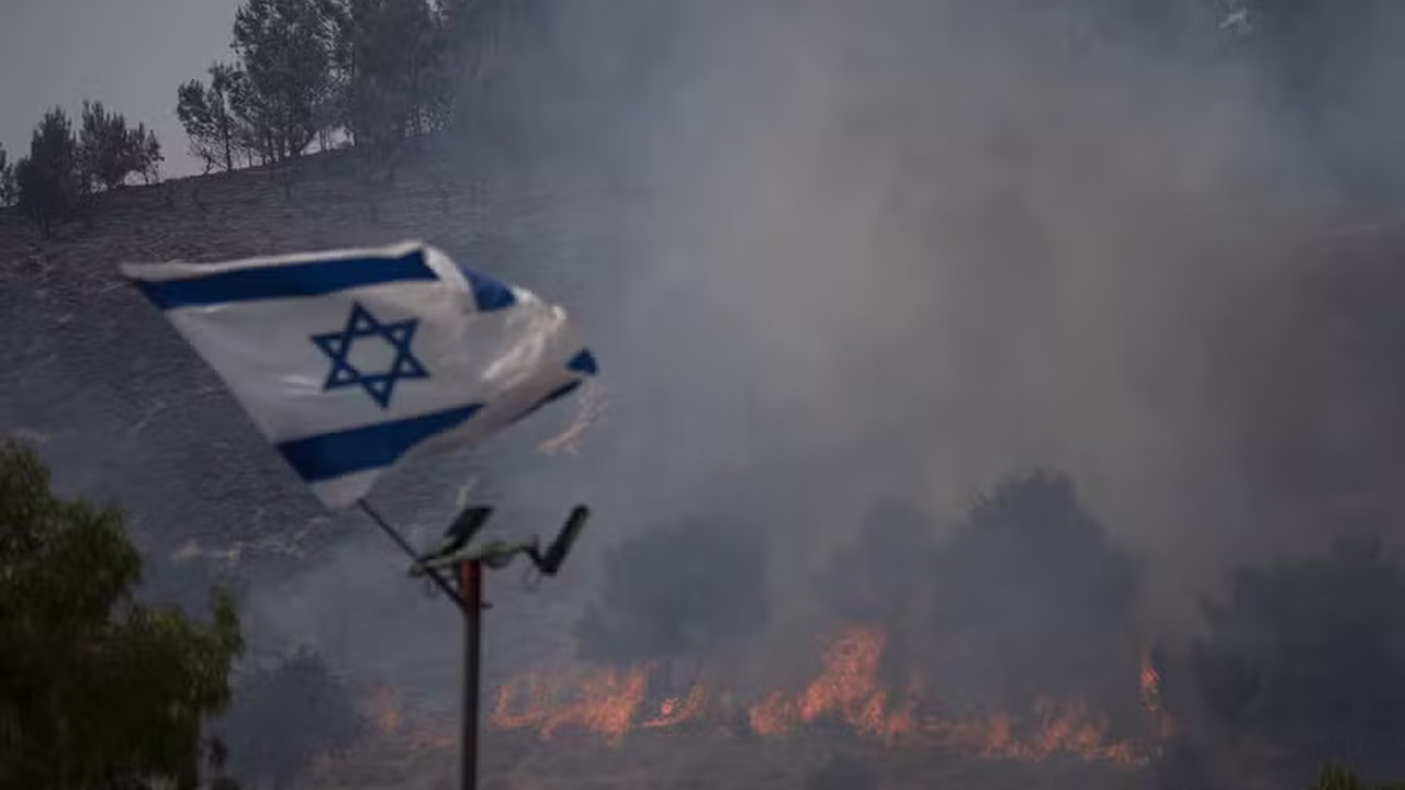 Oito soldados israelenses foram mortos em explosão de veículo blindado no sul de Gaza, diz Exército 