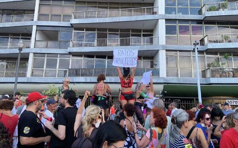 Manifestantes ocupam Copacabana em protesto contra PL da Dosimetria