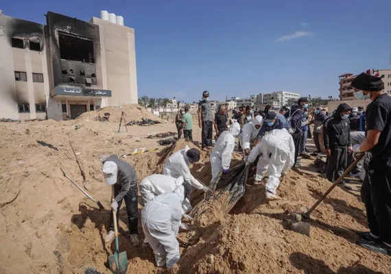 Valas comuns com 300 corpos são encontradas em hospital de Gaza e ONU exige investigação