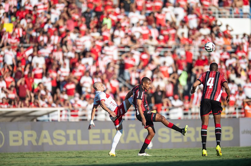 Vitor Caetano defende pênalti, CRB perde para o Botafogo-SP por 1 a 0 e se complica na Série B