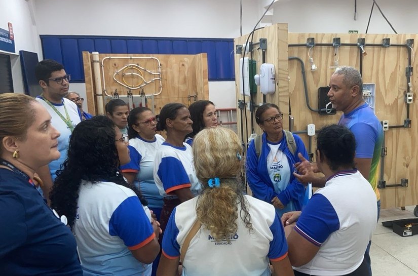 Alunos da EJAI em Maceió conhecem rotina de cursos de profissionalização