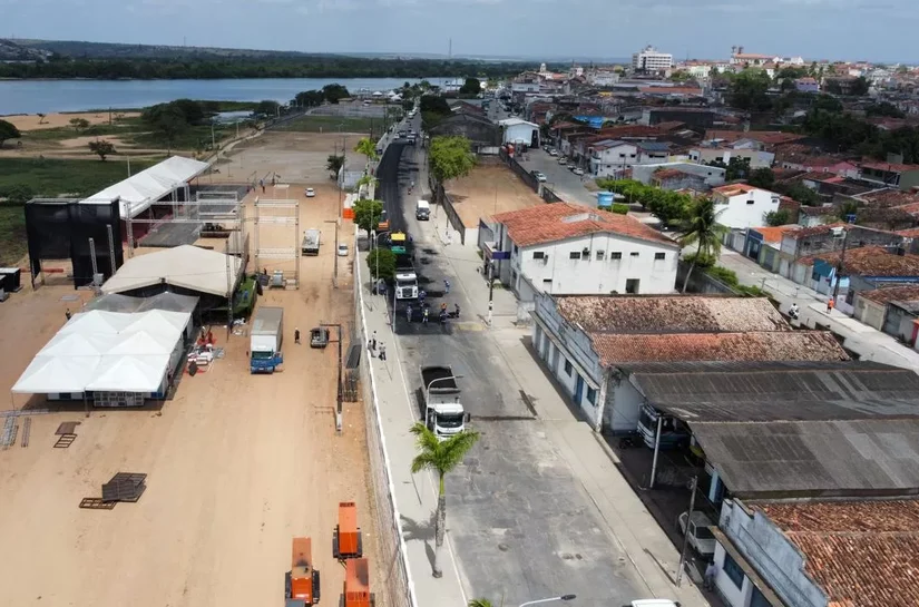 Parceria entre Governo de Alagoas e Prefeitura de Penedo recupera novo trecho de asfalto na cidade