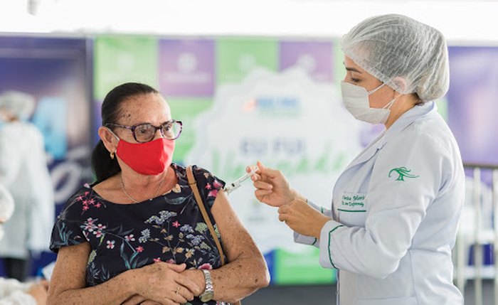 Idosa recebe a vacina contra o coronavírus em Maceió