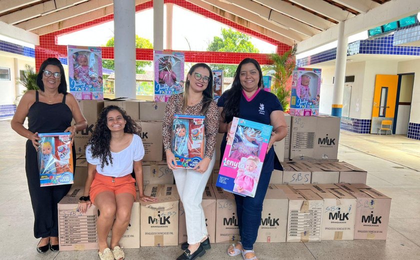 Educadoras destacam importância da entrega de bonecas a escolas e creches