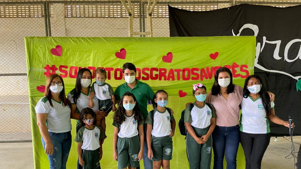 Prefeitura de Jequiá da Praia entrega fardamento para cerca de 2.5 mil alunos