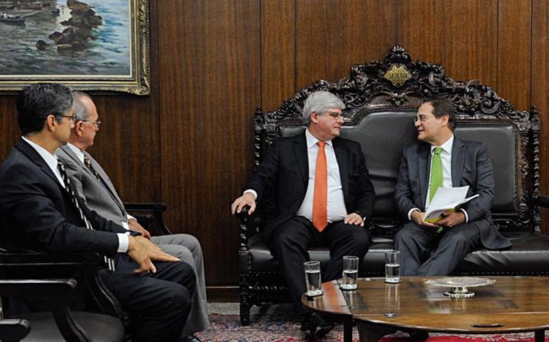 Rodrigo Janot entrega a Renan Calheiros prestação de contas do primeiro ano de trabalho