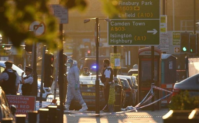 Fiéis de mesquita são alvo de ataque com van em Londres