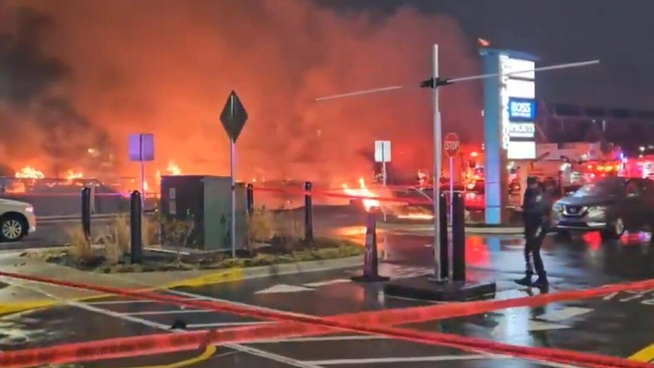 Avião cai na Filadélfia e atinge casas e carros; relatos na imprensa citam múltiplos feridos (VÍDEO)