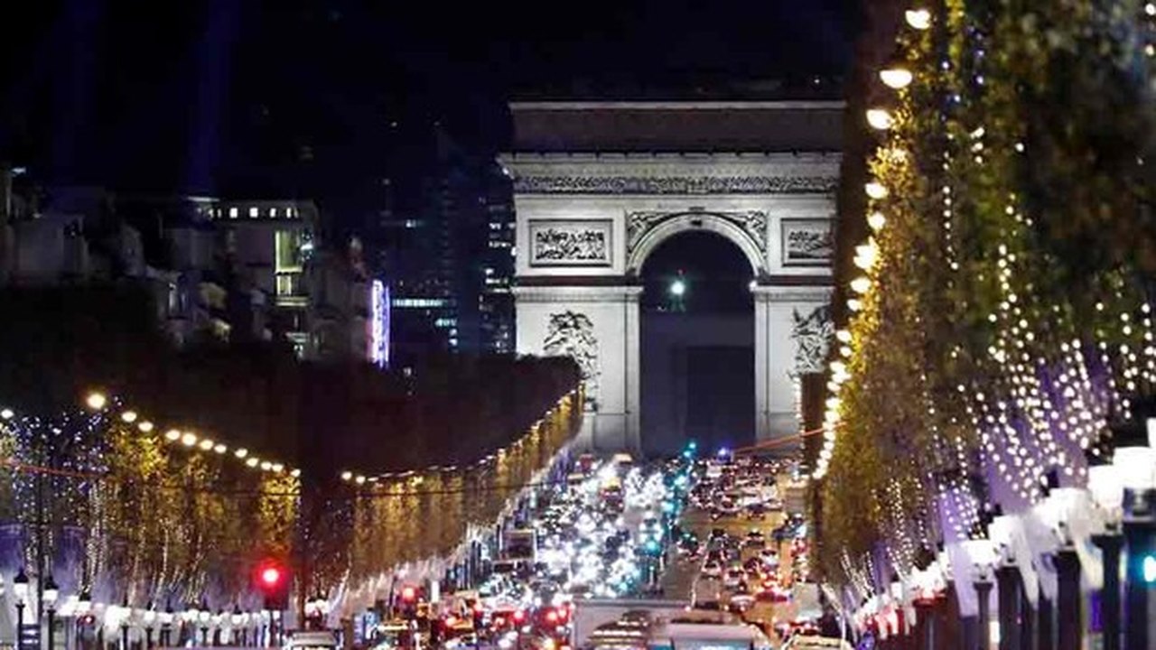 Paris inaugura iluminação natalina da avenida Champs-Elysées