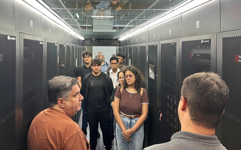 Estudantes da Uncisal visitam a sede do Itec e conhecem estrutura do Data Center