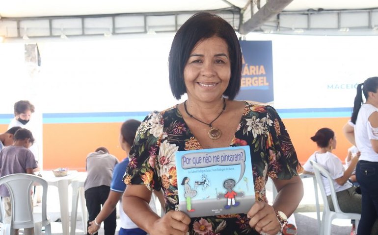 Professores da rede de ensino municipal divulgam produção literária no Vergel do Lago
