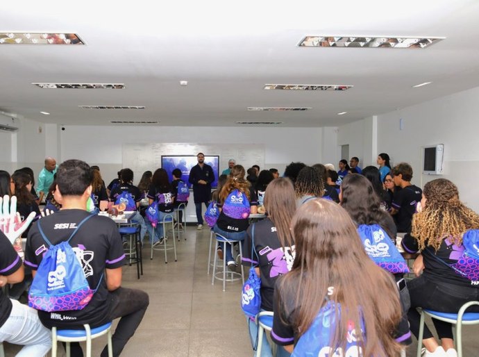 Giro Cesmac aproxima alunos do Ensino Médio da realidade universitária