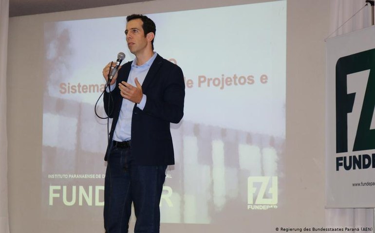 Após sofrer ataques, Renato Feder recusa convite para assumir MEC