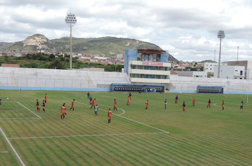 Coruripe faz treino de reconhecimento de campo no estádio Cornélio de Barros