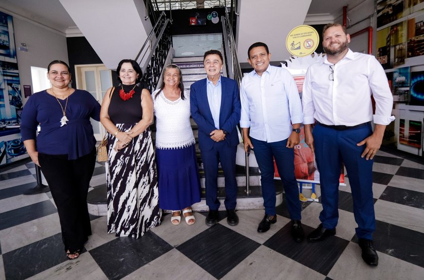 Prefeita de Palmeira participa do lançamento de ônibus movido a GNV e defende interiorização do gás natural