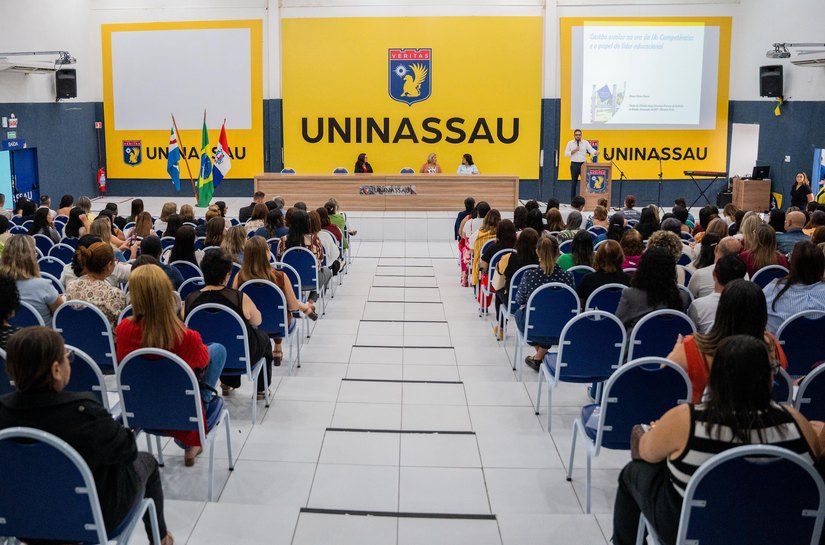 Diretores de escolas municipais debatem liderança na era da Inteligência Artificial